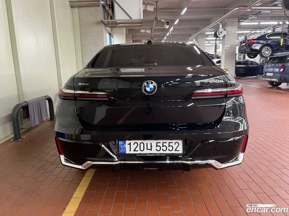 BMW 7 Series 740i xDrive M 2023 — миниатюра 4