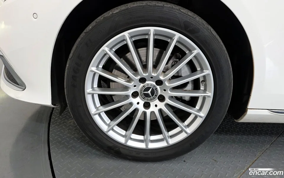Mercedes-Benz E-Class E220d 4MATIC 2022 — миниатюра 5