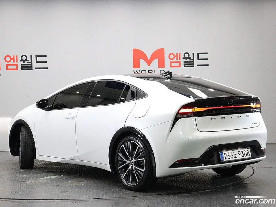Toyota Prius 2.0 XLE 2025 — миниатюра 4