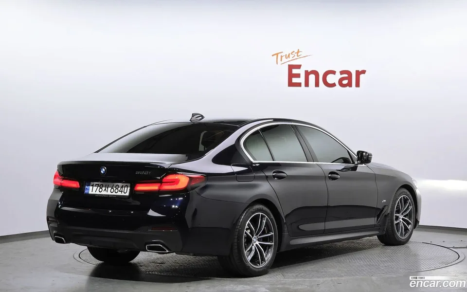 BMW 5 Series 520i M 2022 — миниатюра 2
