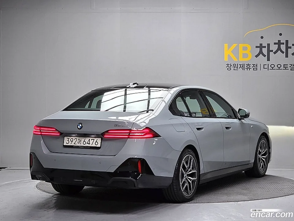 BMW 5 Series 523d M 2025 — миниатюра 2