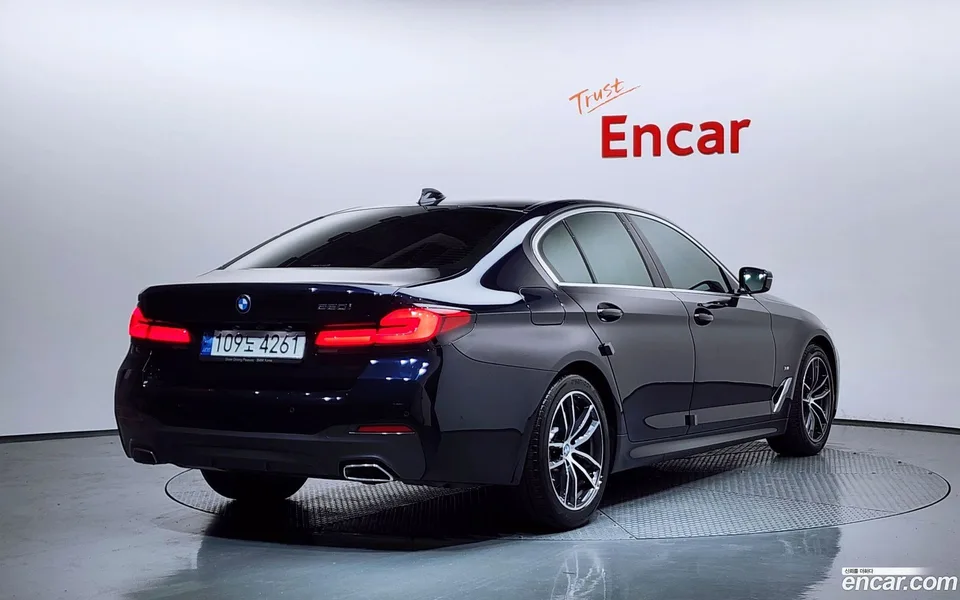 BMW 5 Series 520i M 2022 — миниатюра 2