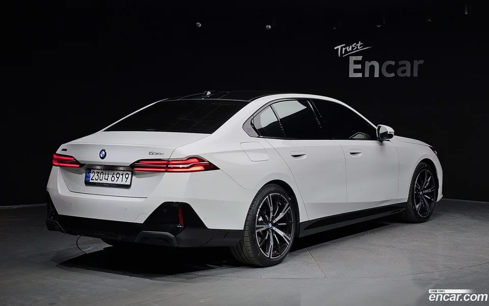 BMW 5 Series 530i xDrive M 2024 — миниатюра 2
