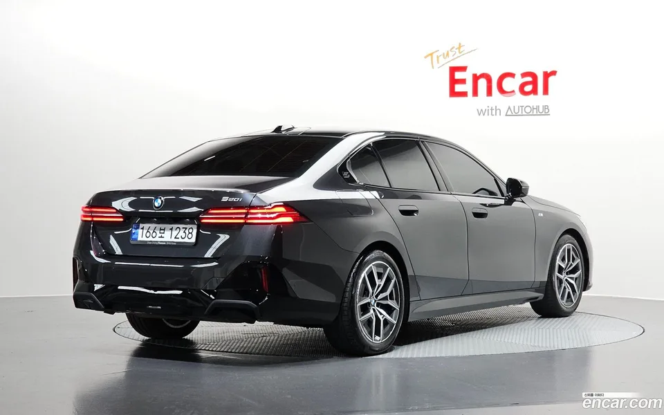 BMW 5 Series 520i M 2024 — миниатюра 2