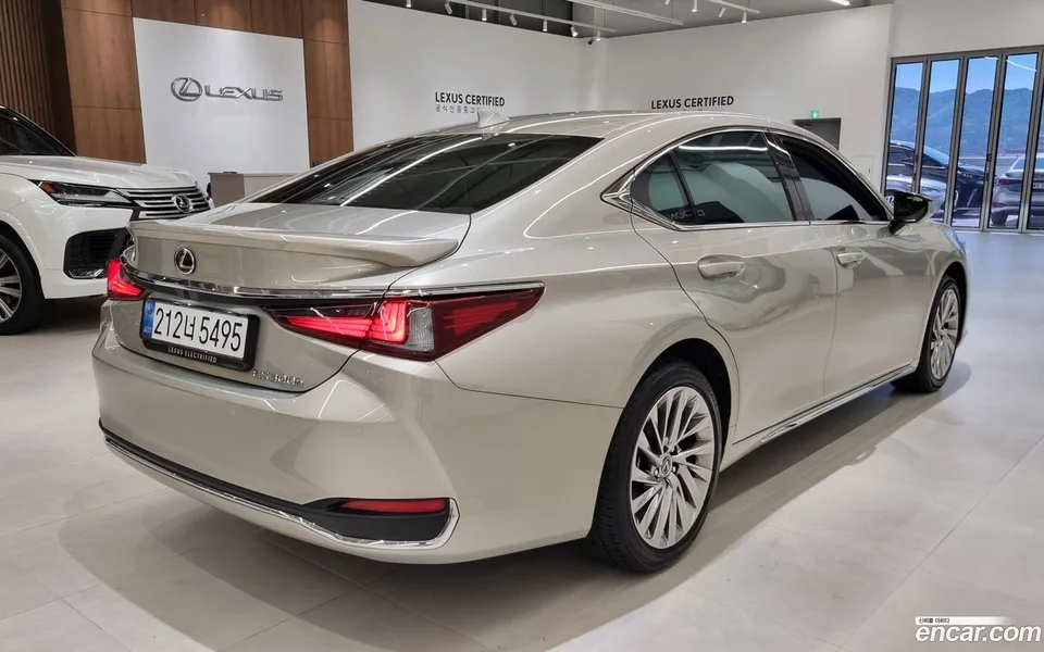 Lexus ES 300h 2025 — миниатюра 2