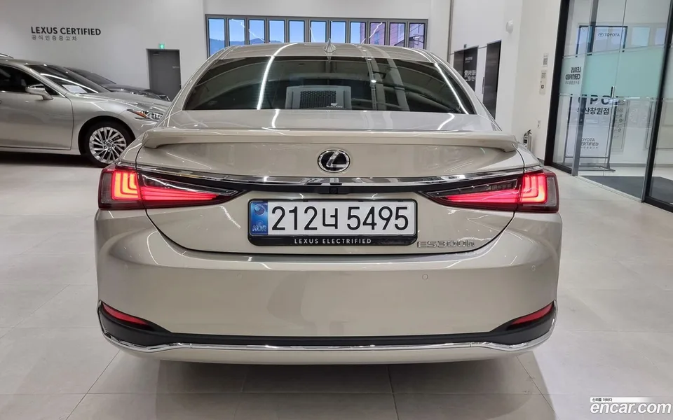 Lexus ES 300h 2025 — миниатюра 4