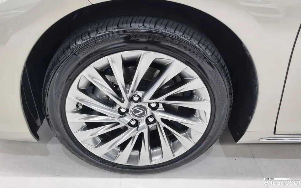 Lexus ES 300h 2025 — миниатюра 5