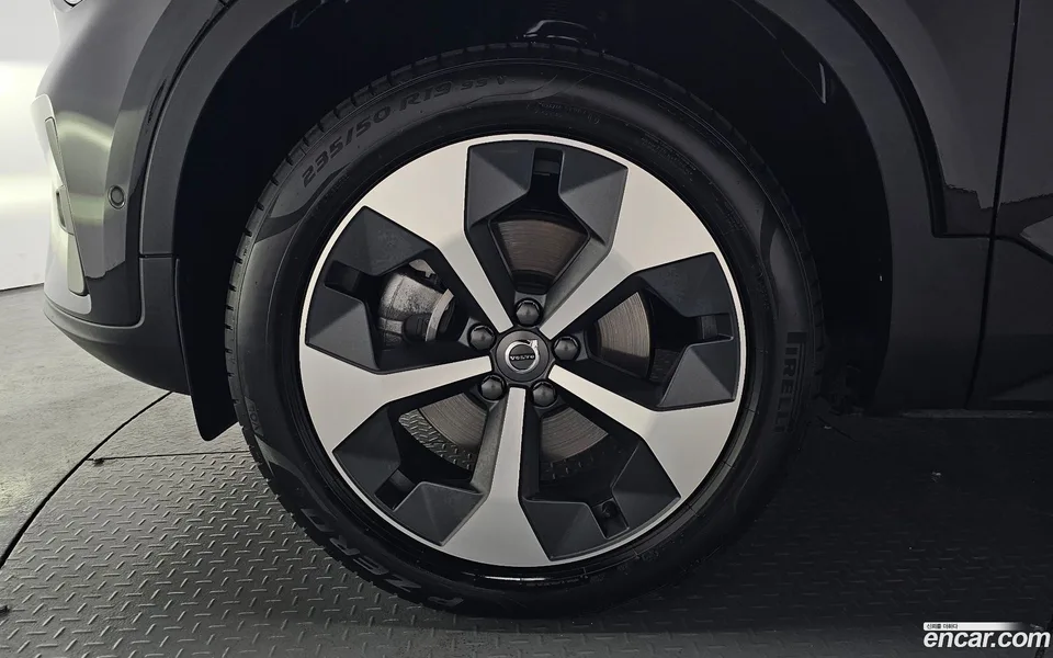 Volvo XC40 B4 2024 — миниатюра 5