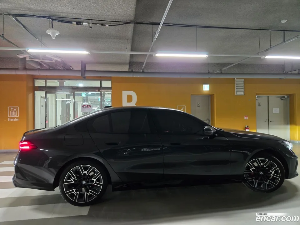 BMW 5 Series 530i xDrive M 2025 — миниатюра 2