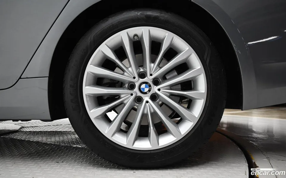 BMW 5 Series 520i 2023 — миниатюра 5