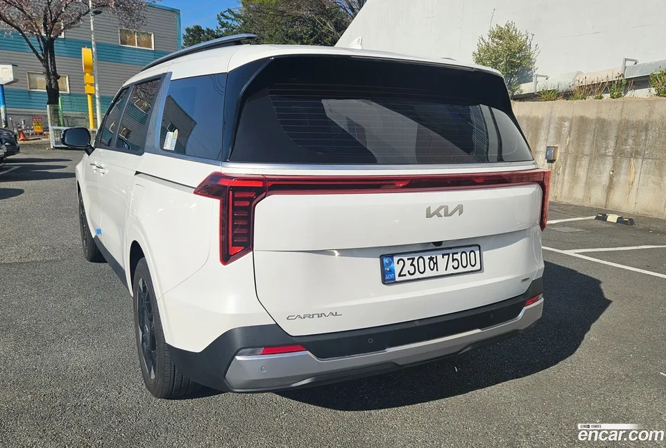 Kia Carnival HEV 9 2025 — фото 1, купить с доставкой в Москву