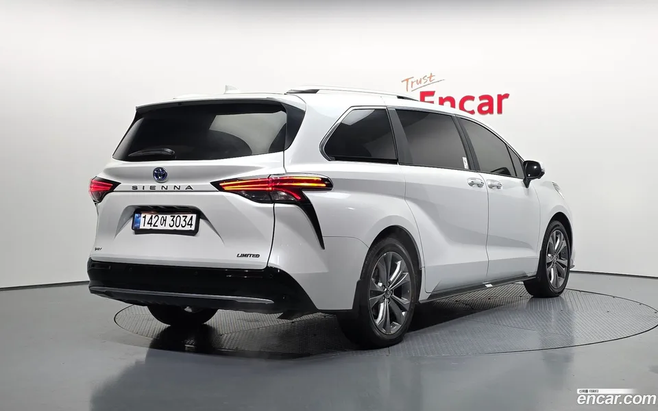 Toyota Sienna 2.5 2WD 2025 — миниатюра 2