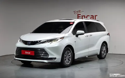 Toyota Sienna 2024 buy in Moscow
