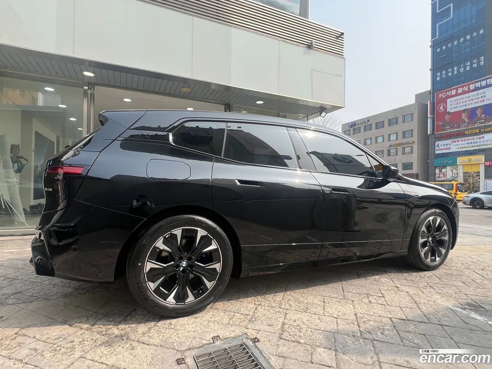 BMW iX xDrive45 M 2026 — миниатюра 2