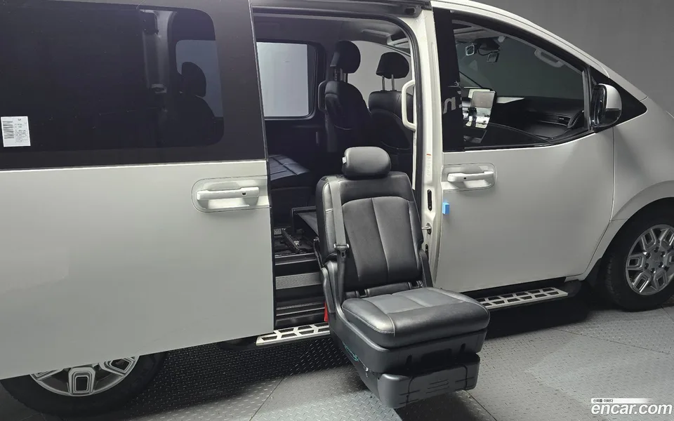 Hyundai Staria / 2023 — миниатюра 2