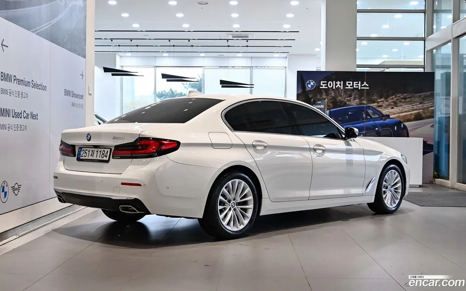 BMW 5 Series 530i 2022 — миниатюра 2