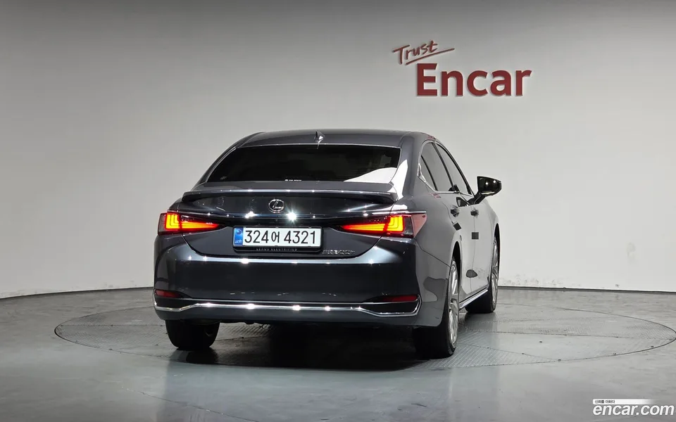 Lexus ES 300h 2025 — миниатюра 4