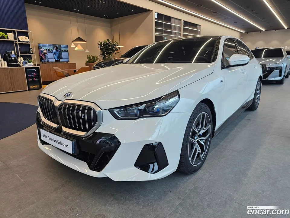 BMW i5 eDrive 40 M 2025 — фото 1, купить с доставкой в Москву