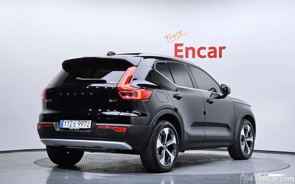 Volvo XC40 B4 2023 — миниатюра 2