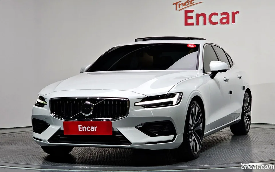 Volvo S60 B5 2023 — фото 1, купить с доставкой в Москву