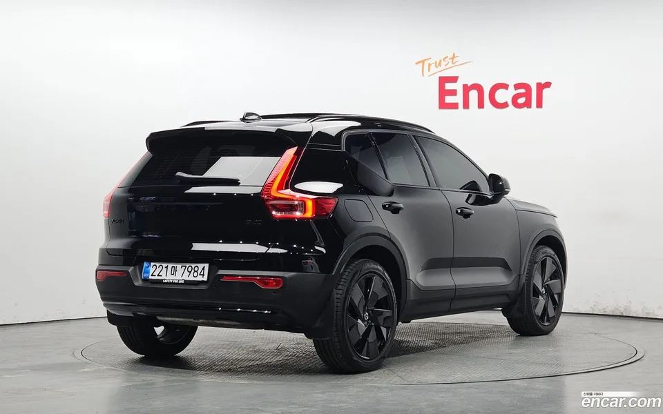 Volvo XC40 B4 2025 — миниатюра 2