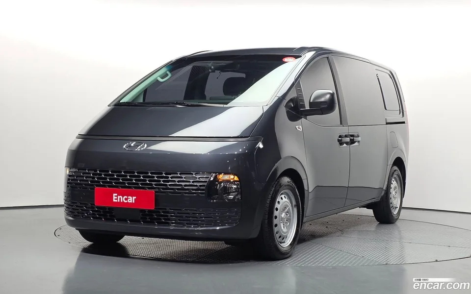 Hyundai Staria 5 2023 — фото 1, купить с доставкой в Москву