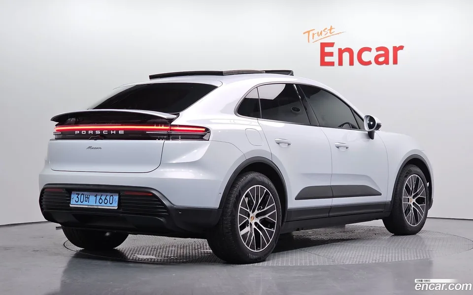 Porsche Macan Electric 2025 — миниатюра 2