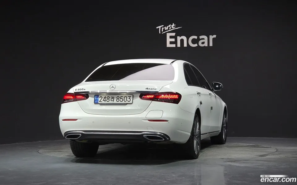 Mercedes-Benz E-Class E300e 4MATIC 2022 — миниатюра 4