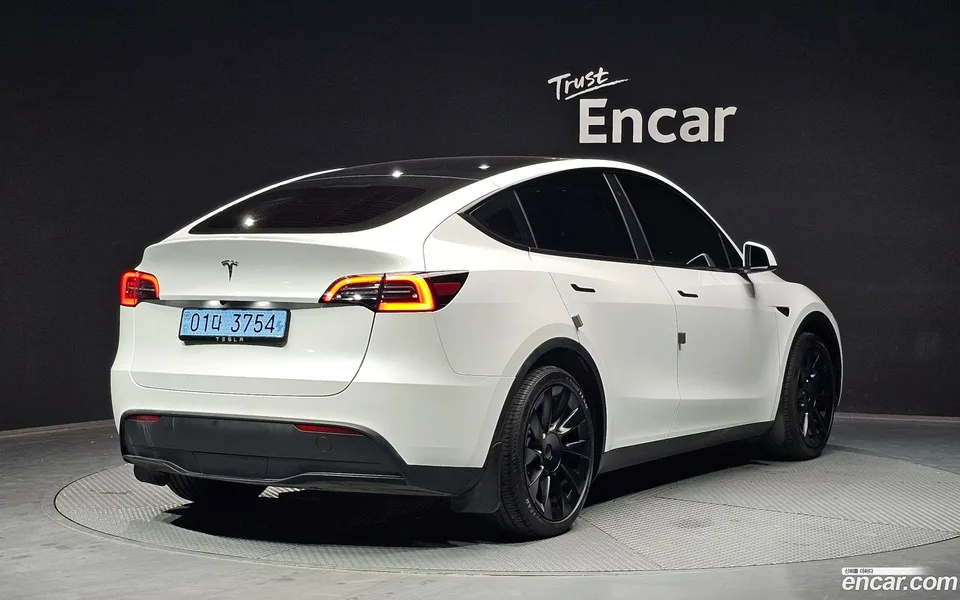 Tesla Model Y RWD 2023 — миниатюра 2