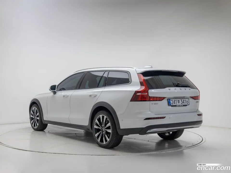 Volvo V60 Cross Country B5 AWD 2025 — миниатюра 4