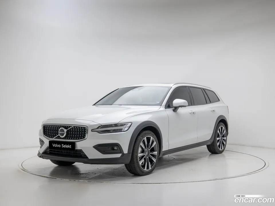 Volvo V60 Cross Country B5 AWD 2025 — фото 1, купить с доставкой в Москву
