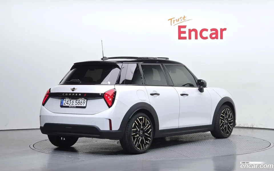 MINI Cooper S 5 2025 — миниатюра 2