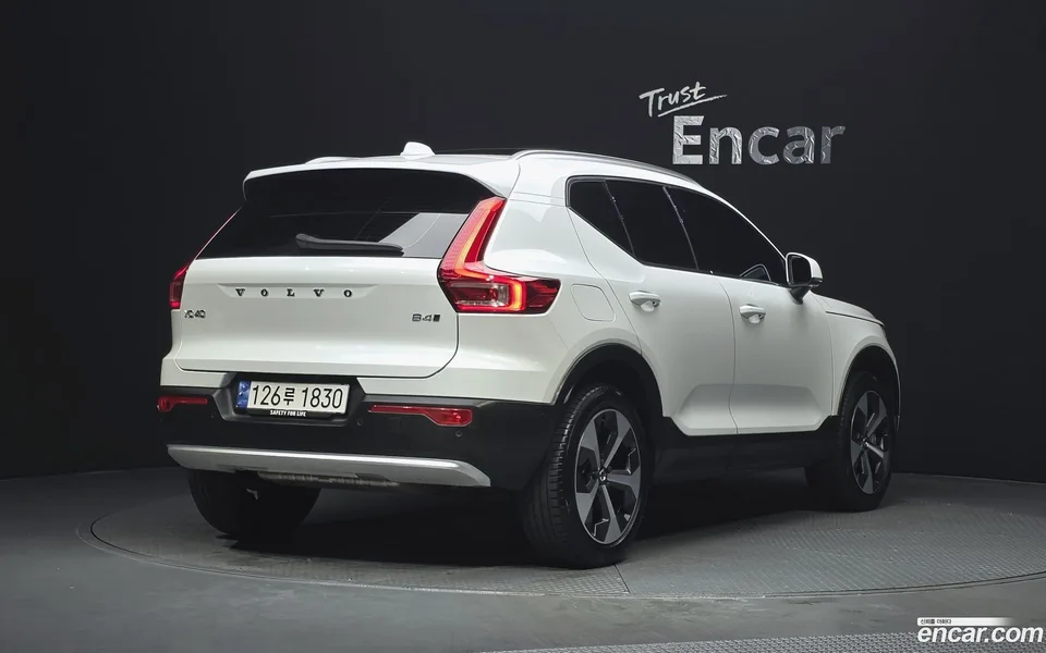 Volvo XC40 B4 2023 — миниатюра 2