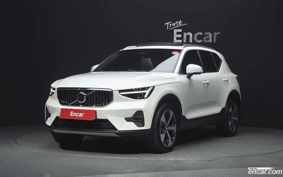 Volvo XC40 B4 2023 — фото 1, купить с доставкой в Москву