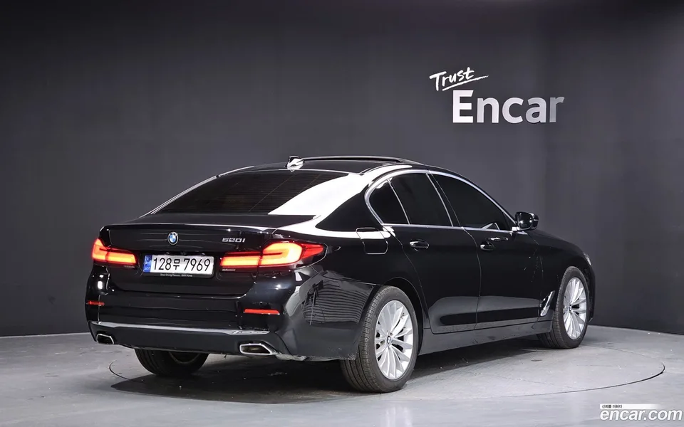 BMW 5 Series 520i 2023 — миниатюра 2