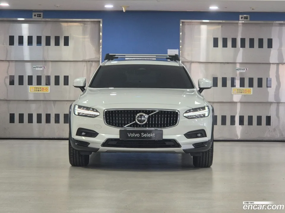 Volvo V90 Cross Country B5 AWD 2025 — миниатюра 2
