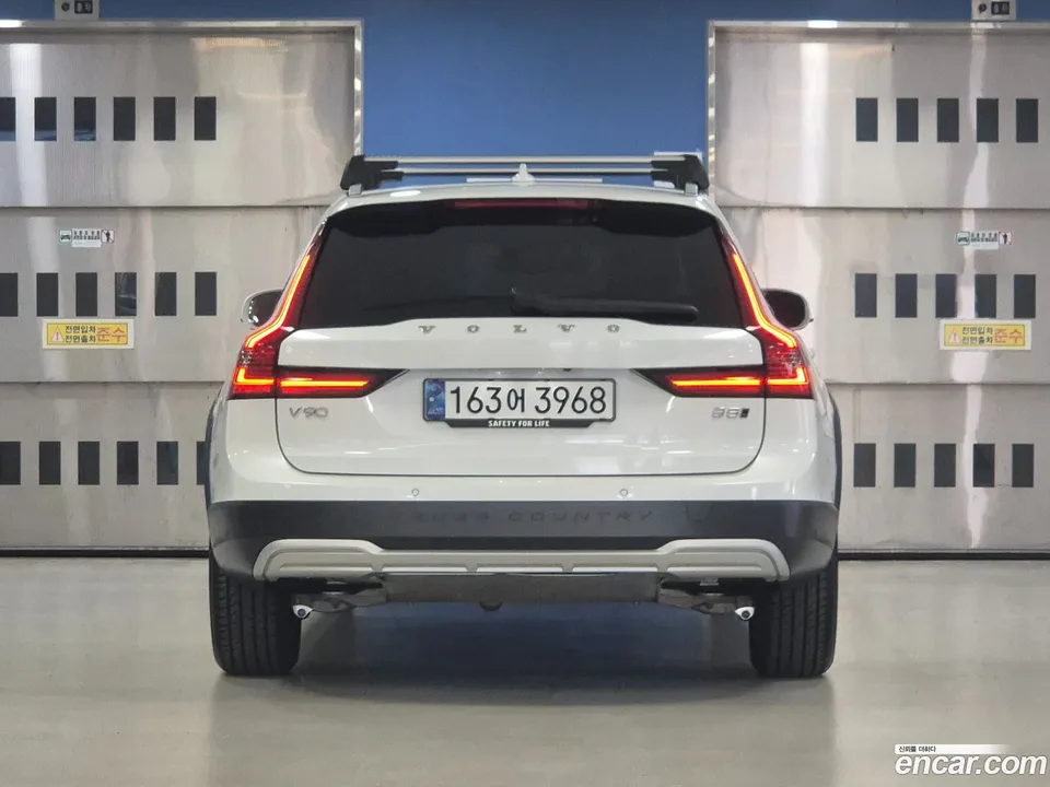 Volvo V90 Cross Country B5 AWD 2025 — миниатюра 3
