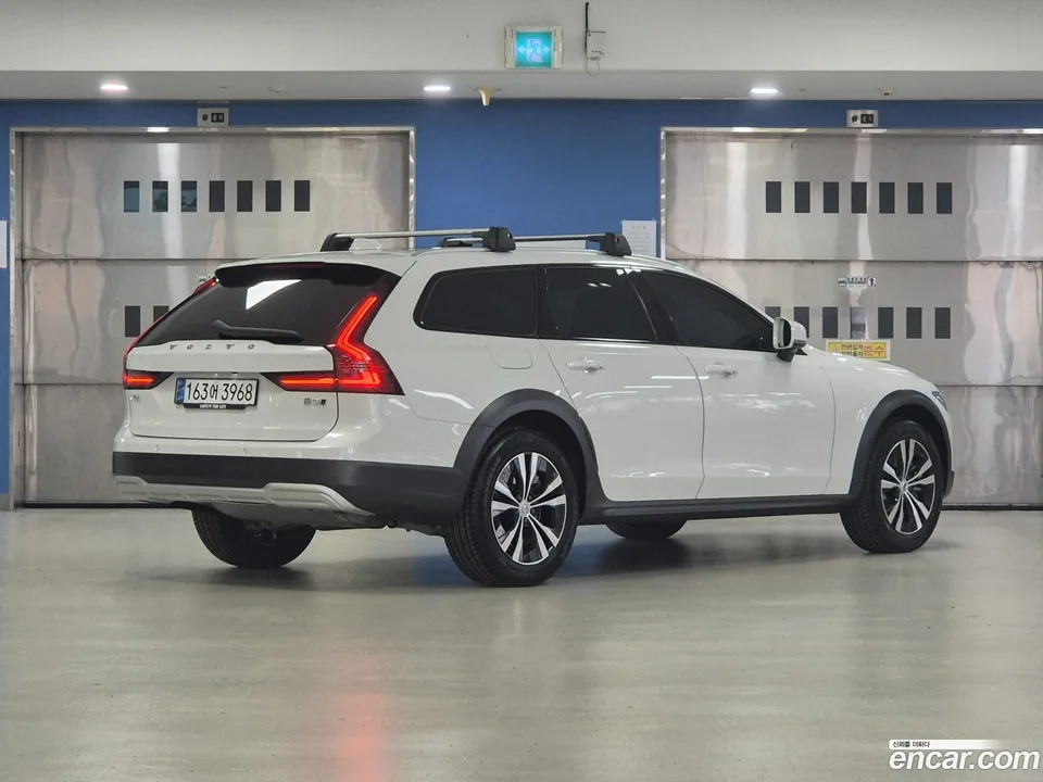 Volvo V90 Cross Country B5 AWD 2025 — миниатюра 4