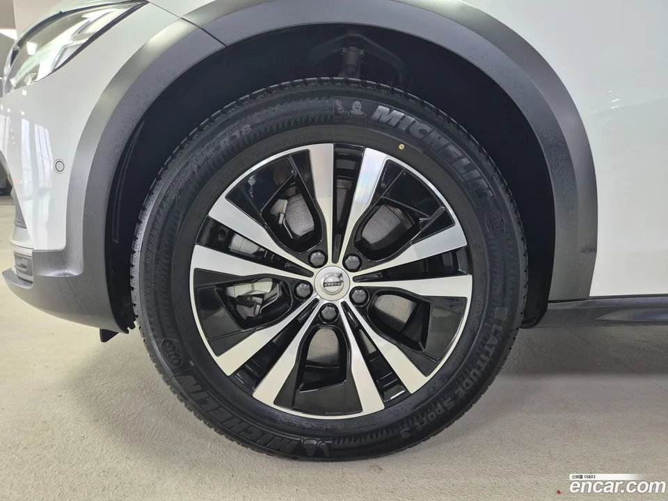 Volvo V90 Cross Country B5 AWD 2025 — миниатюра 5