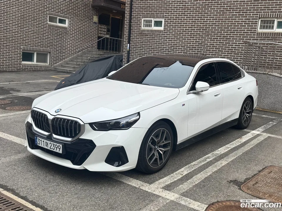 BMW 5 Series 520i M 2024 — фото 1, купить с доставкой в Москву