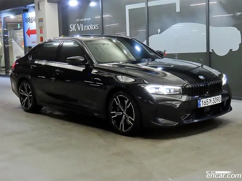 BMW 3 Series 320i M 2023 — фото 1, купить с доставкой в Москву
