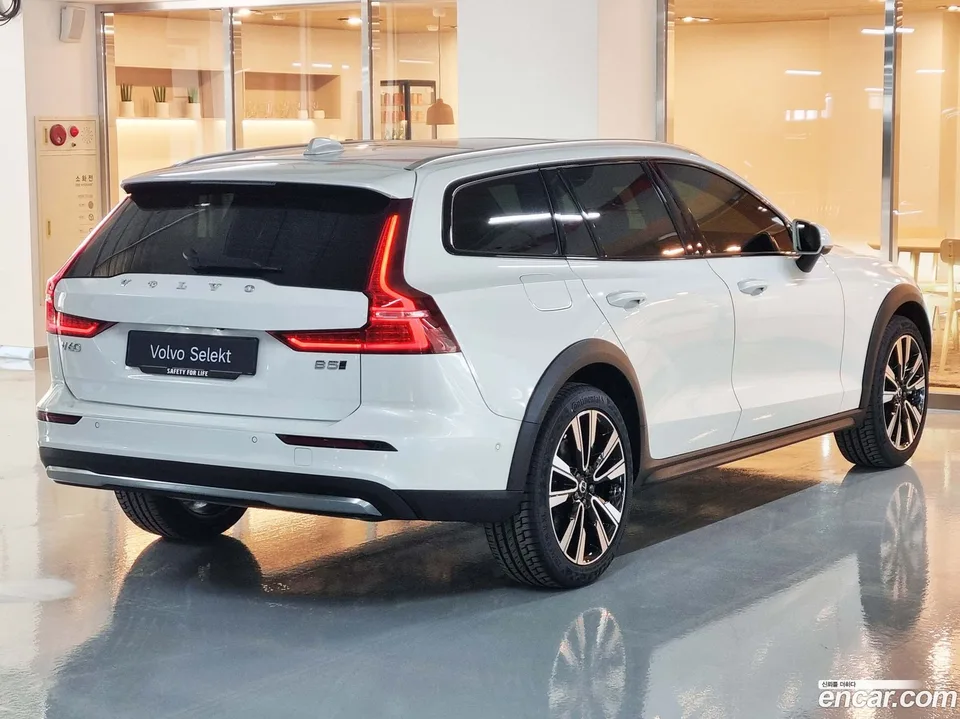 Volvo V60 Cross Country B5 AWD 2025 — миниатюра 2