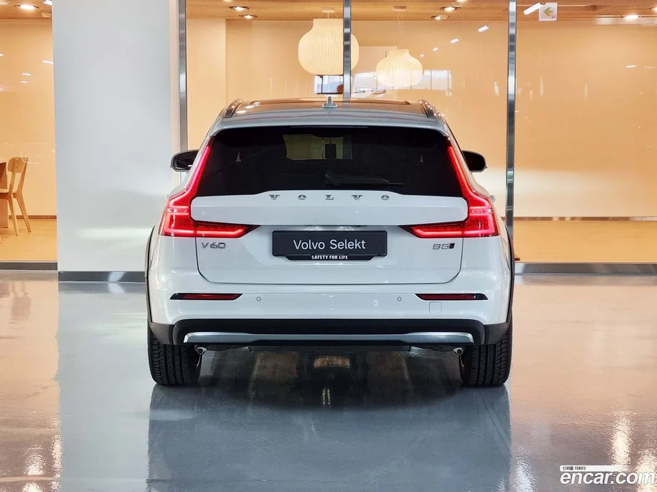 Volvo V60 Cross Country B5 AWD 2025 — миниатюра 4