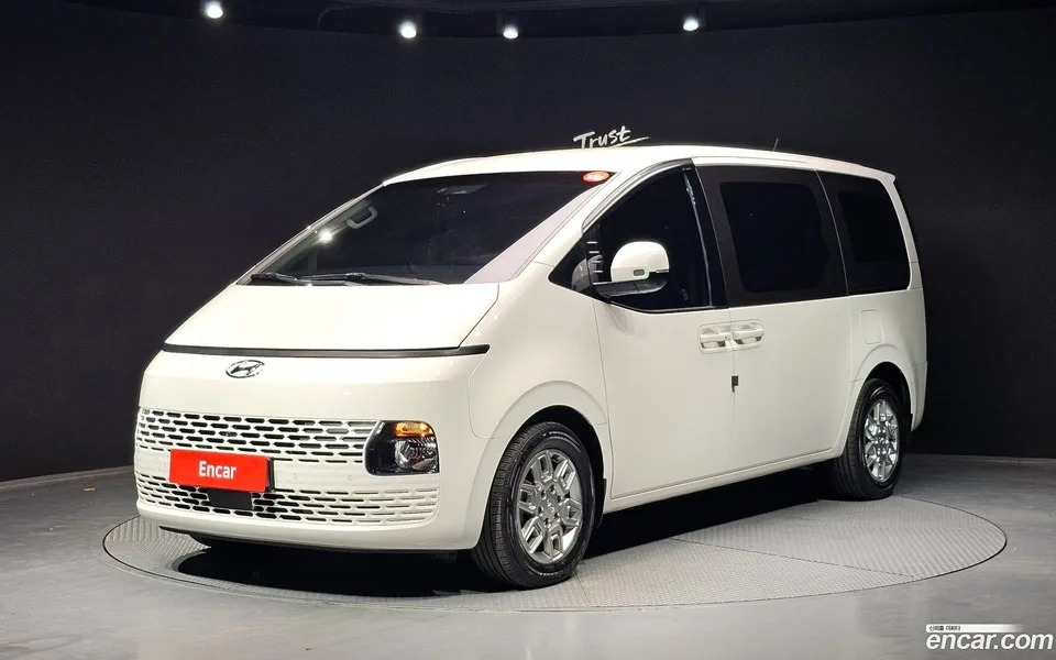 Hyundai Staria 5 2023 — фото 1, купить с доставкой в Москву