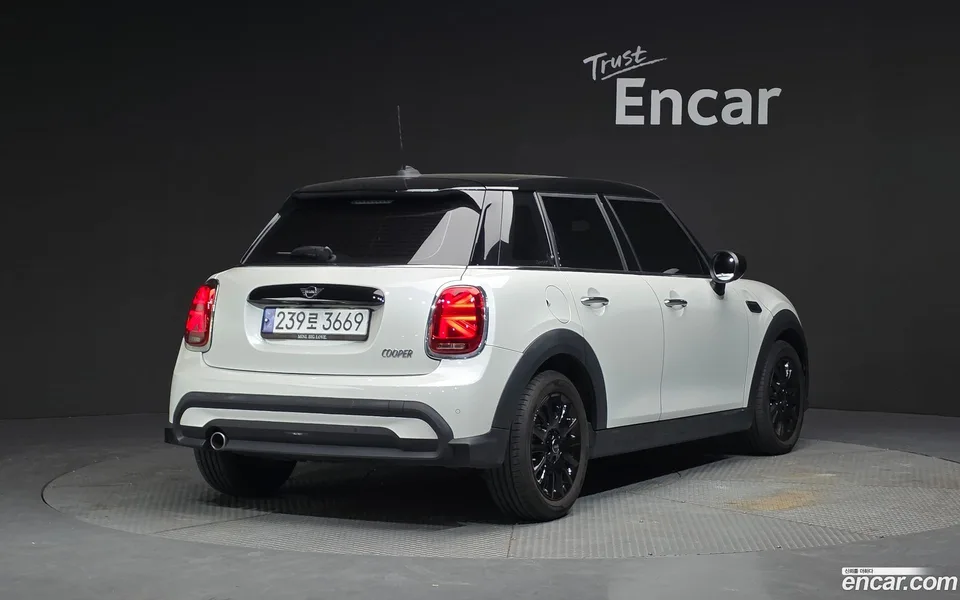 MINI Cooper 5 2023 — миниатюра 2