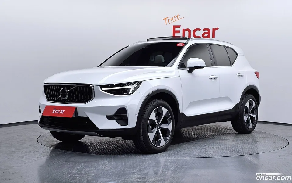 Volvo XC40 B4 2025 — фото 1, купить с доставкой в Москву