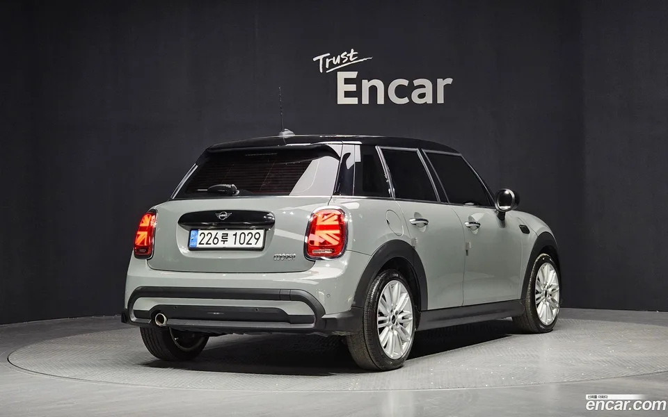 MINI Cooper 5 2022 — миниатюра 2