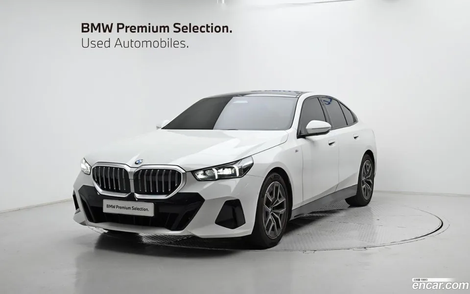 BMW 5 Series 520i M 2025 — фото 1, купить с доставкой в Москву