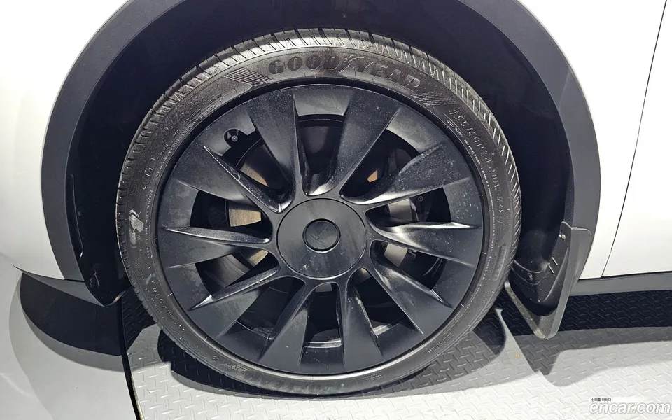 Tesla Model Y RWD 2023 — миниатюра 5