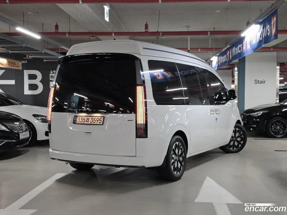 Hyundai Staria 4WD 7 2023 — миниатюра 2